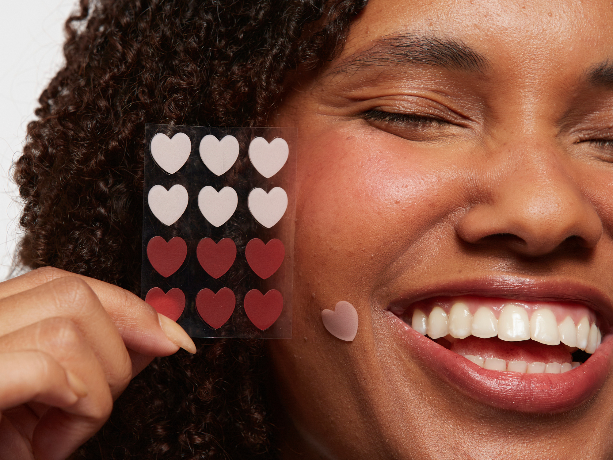 Adesivos para acne: o que são, como funcionam e quando usar